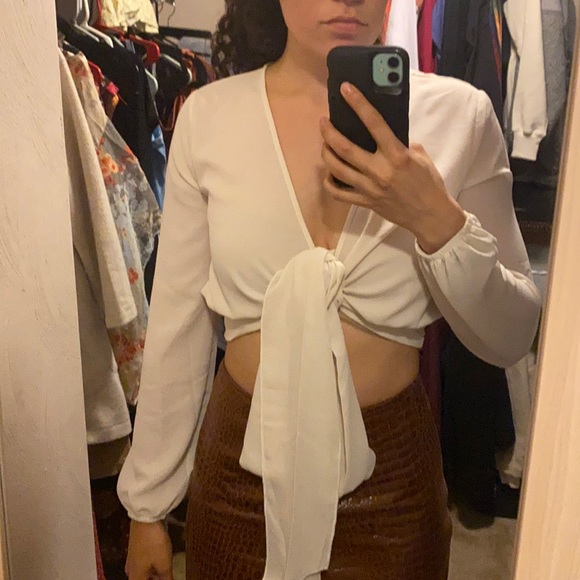 Cream color crop top blouse. Fashion nova size small. - Picture 1 of 3